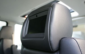мониторы в подголовниках передних сидений Range Rover Sport
